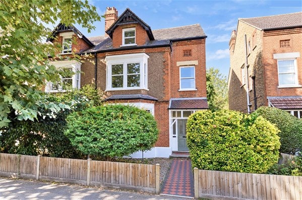 Flat Victoria Avenue in Greater London