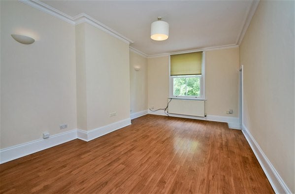 Flat Victoria Avenue in Greater London