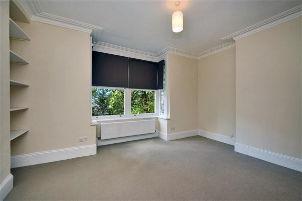 Flat Victoria Avenue in Greater London