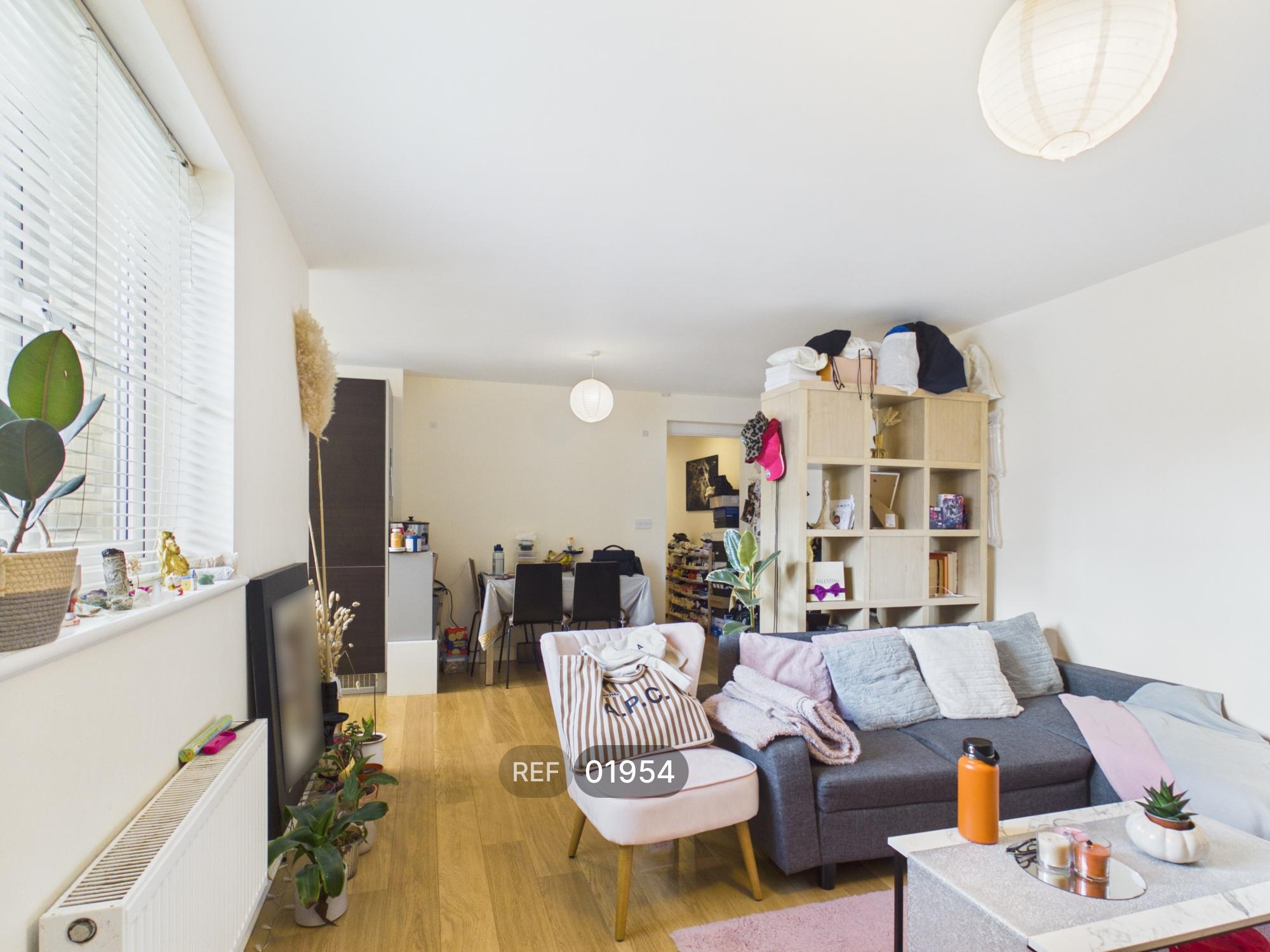 Flat Clarendon Way in Colchester