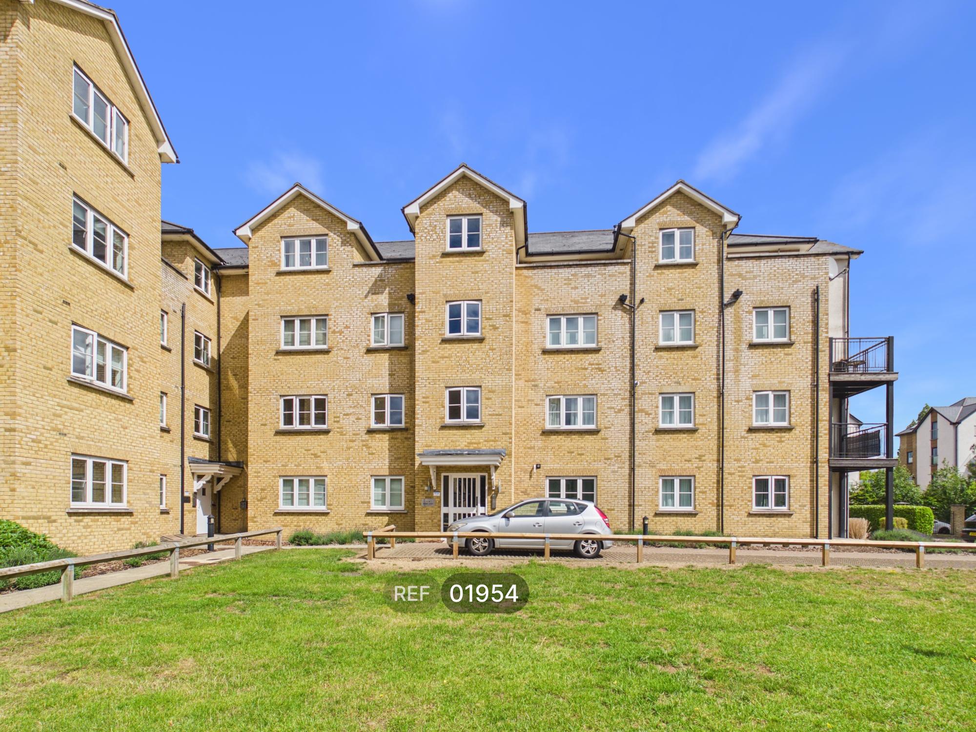 Flat Clarendon Way in Colchester