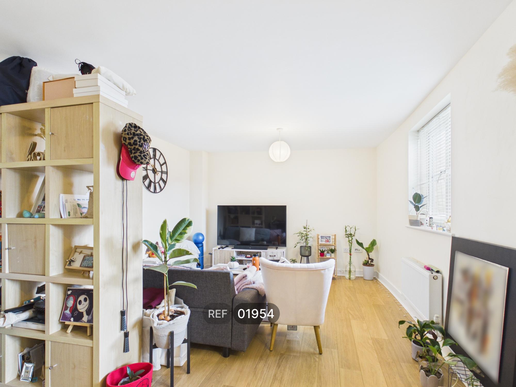 Flat Clarendon Way in Colchester