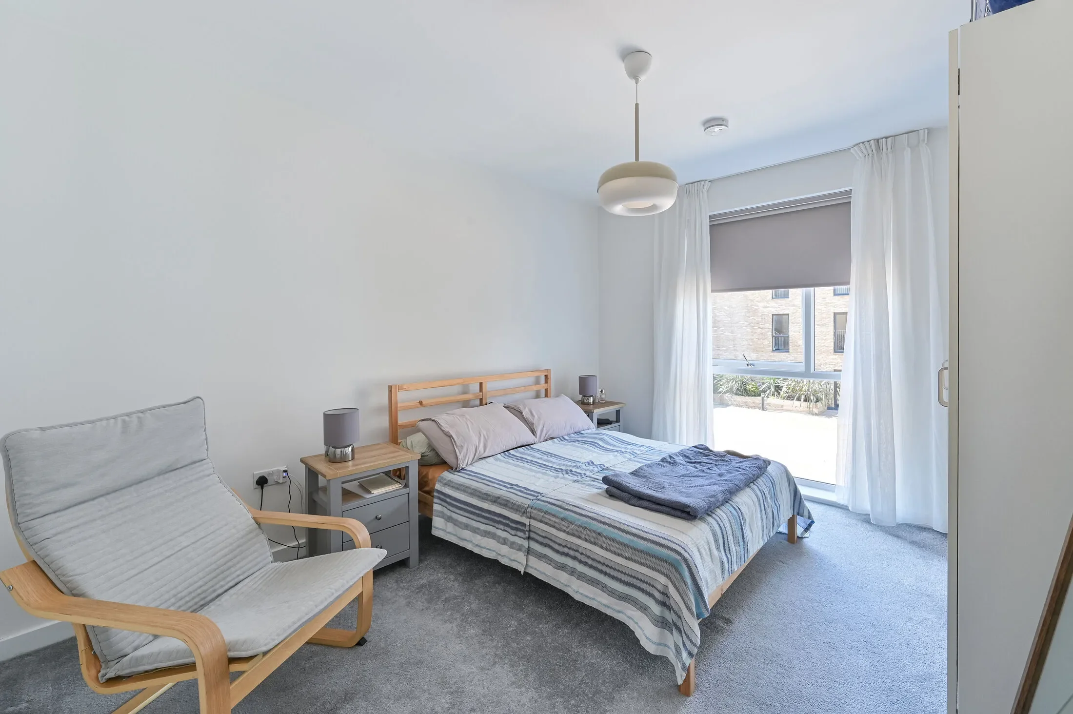 Flat Courtland Grove in London