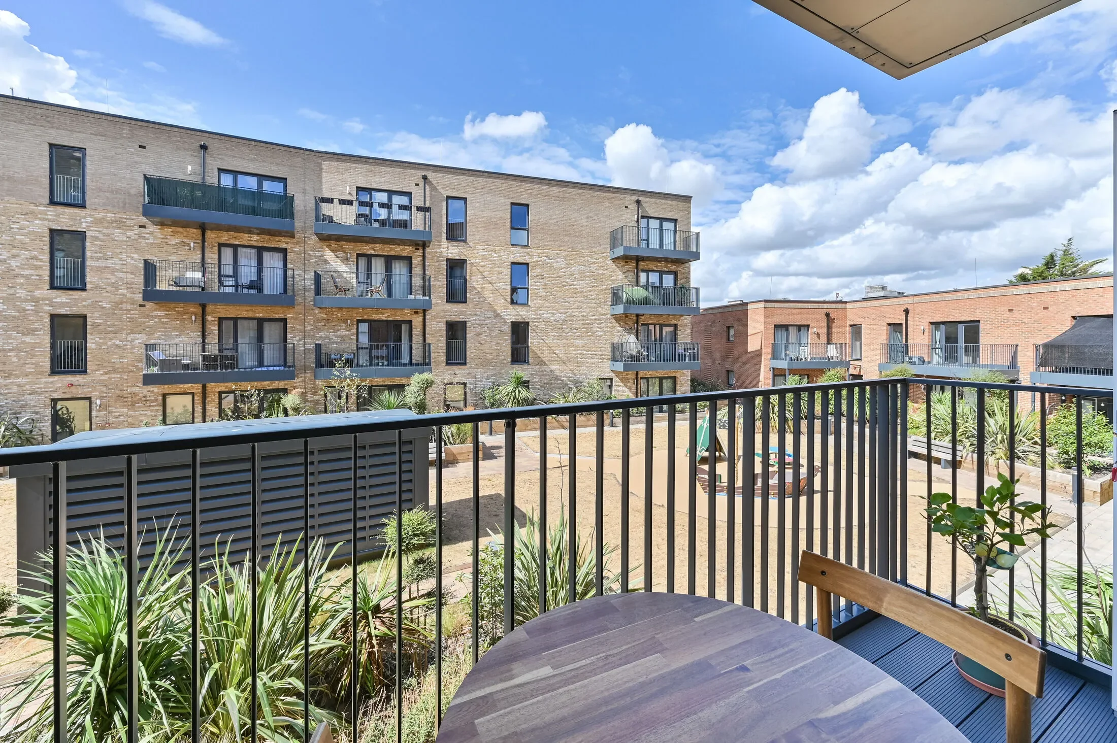 Flat Courtland Grove in London