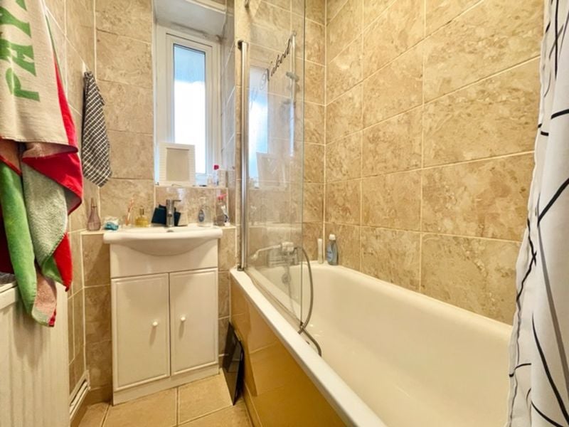 Flat Sidney Road in Greater London