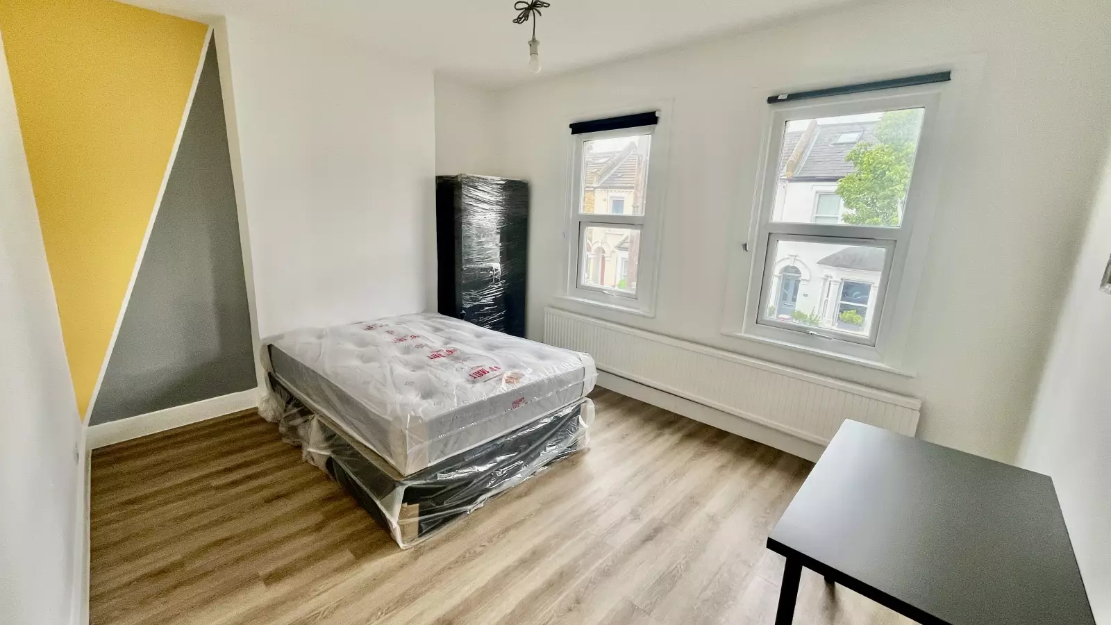 Flat Tooting High Street in Greater London