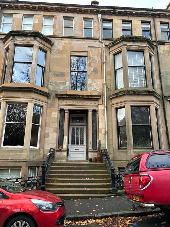 Flat Athole Gardens in Glasgow