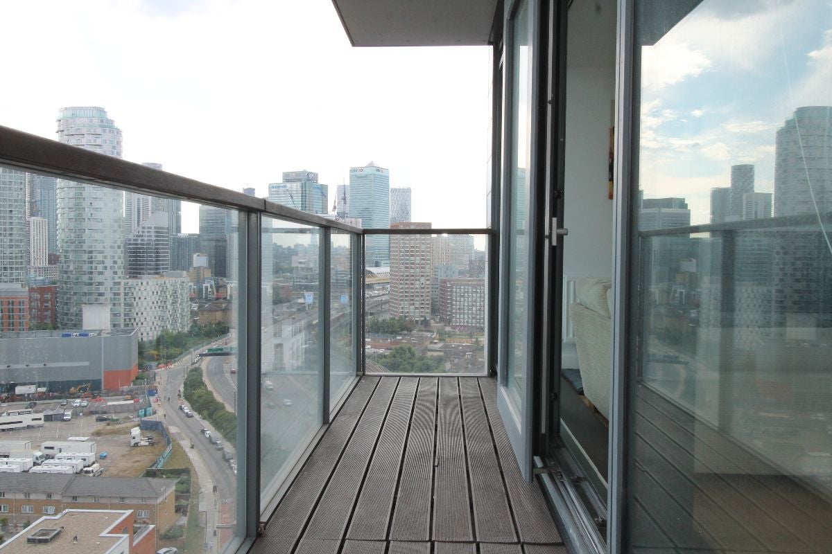 Flat Blackwall Way in Greater London