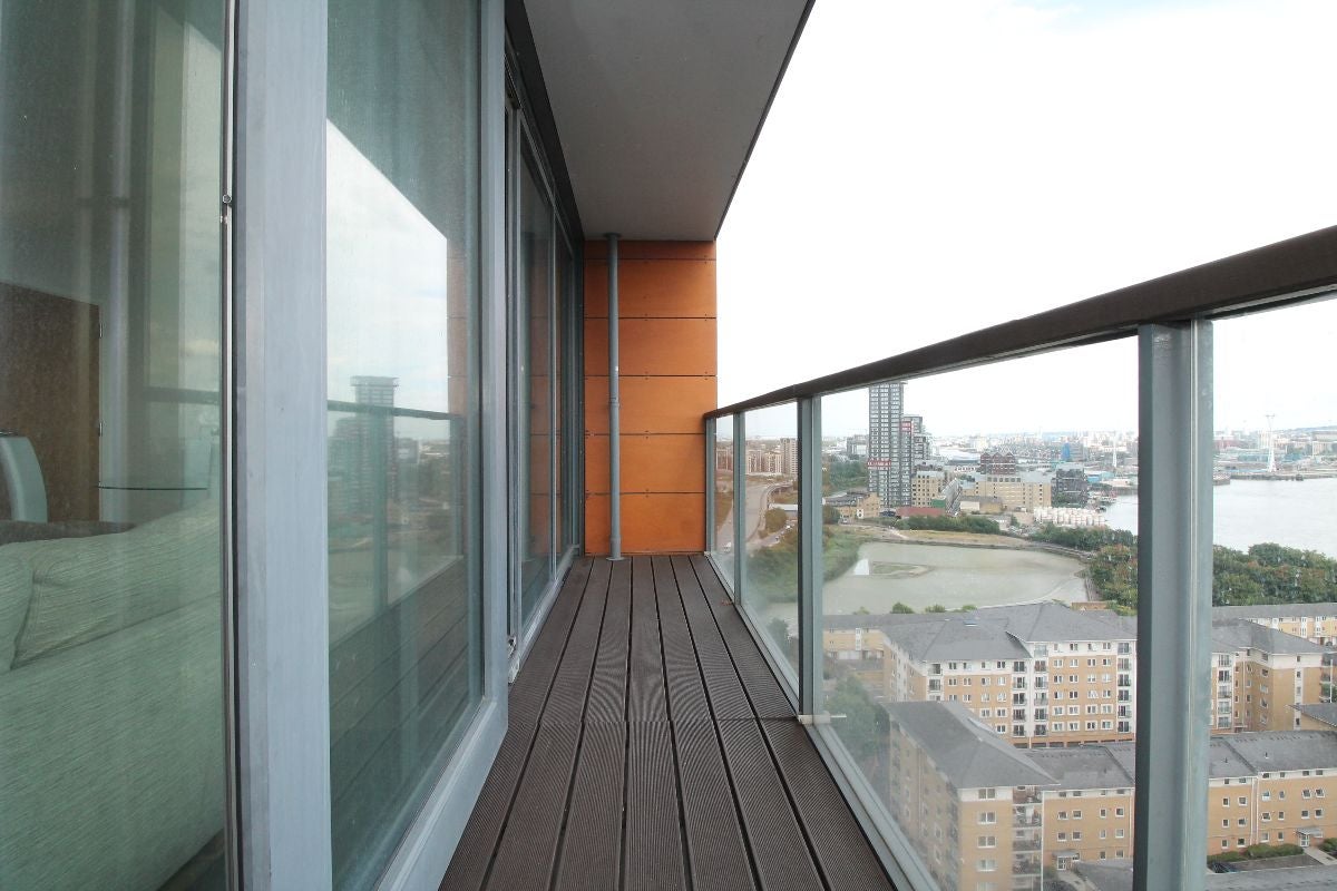 Flat Blackwall Way in Greater London