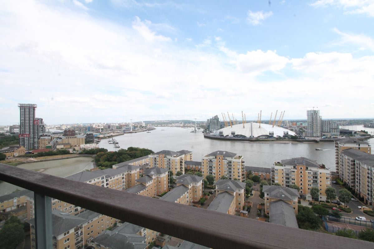 Flat Blackwall Way in Greater London