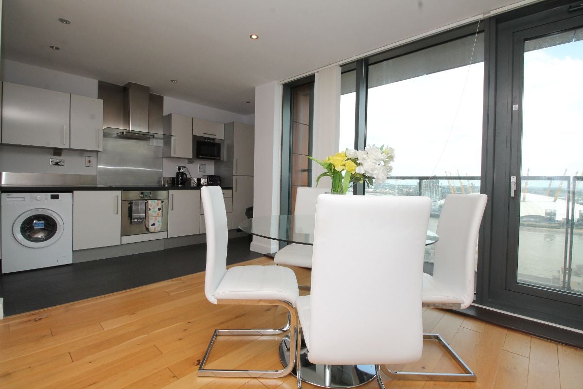 Flat Blackwall Way in Greater London