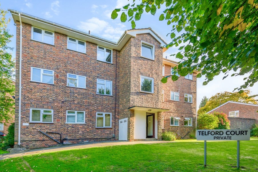 Flat Clandon Road in Guildford