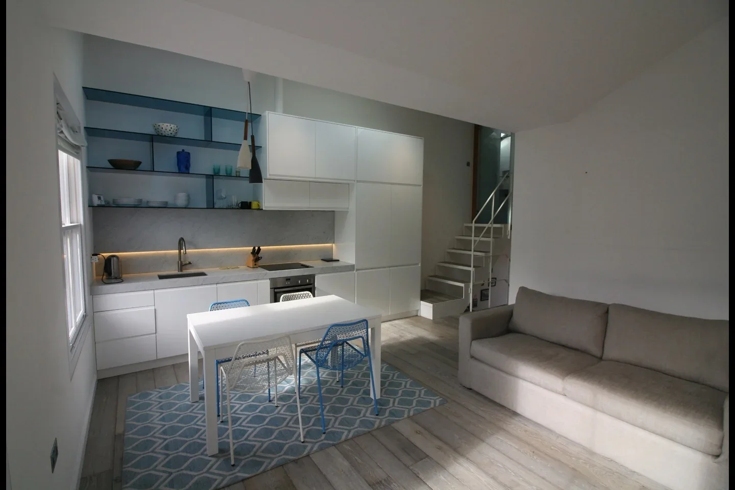 Flat Chesterton Road in Greater London