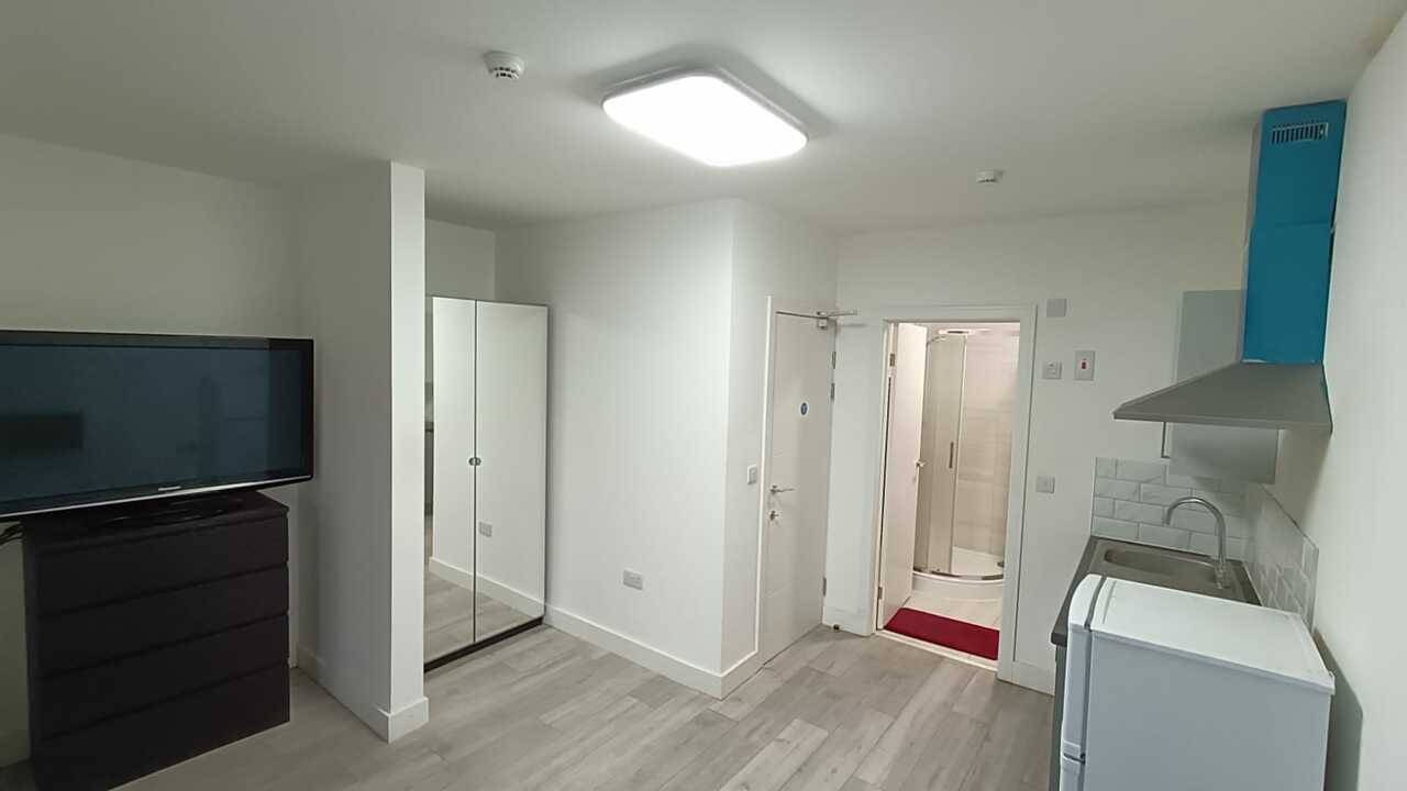 Room Old Bedford Road in Luton