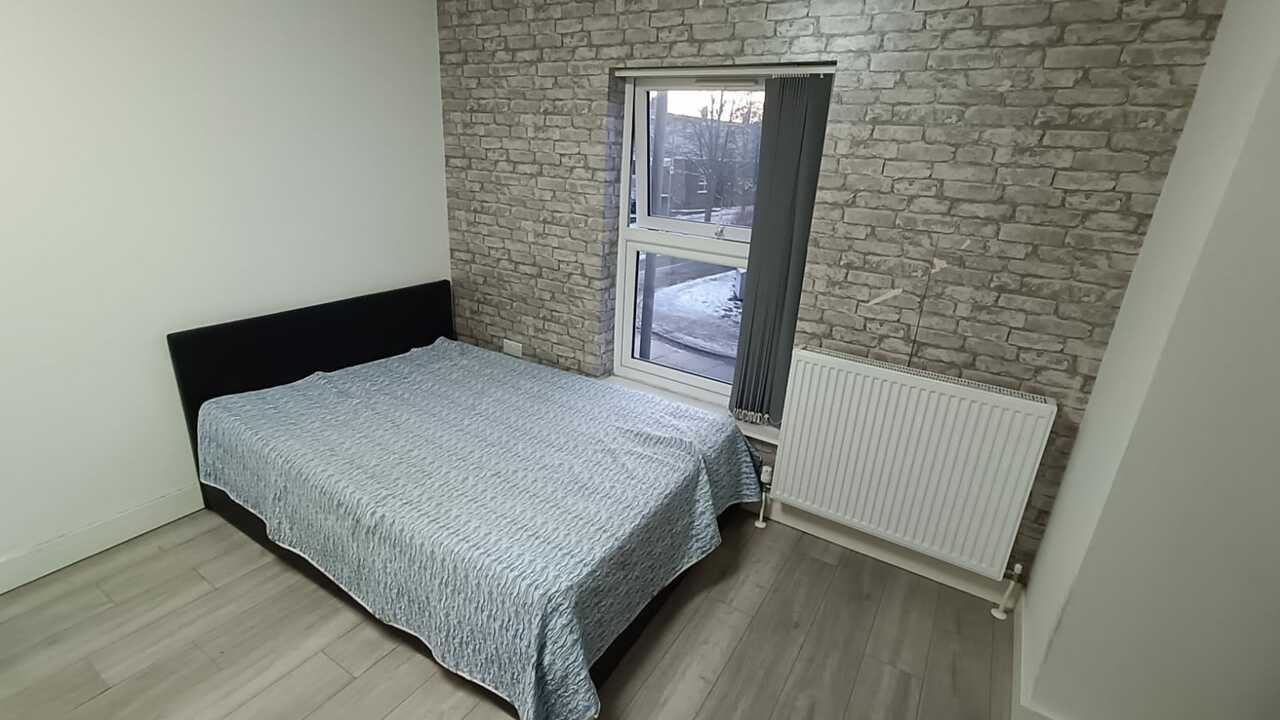 Room Old Bedford Road in Luton