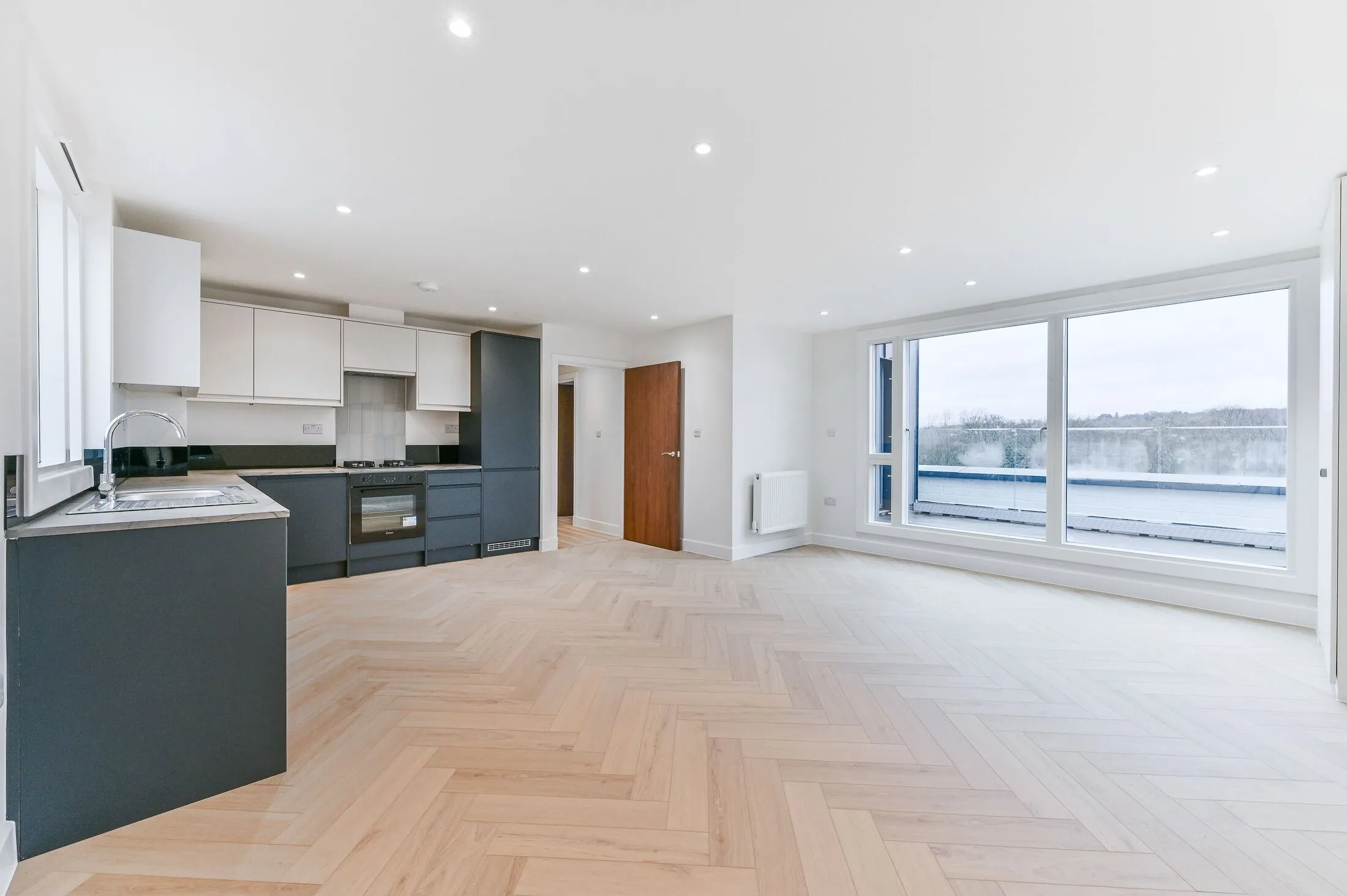 Flat Norbury Avenue in Greater London