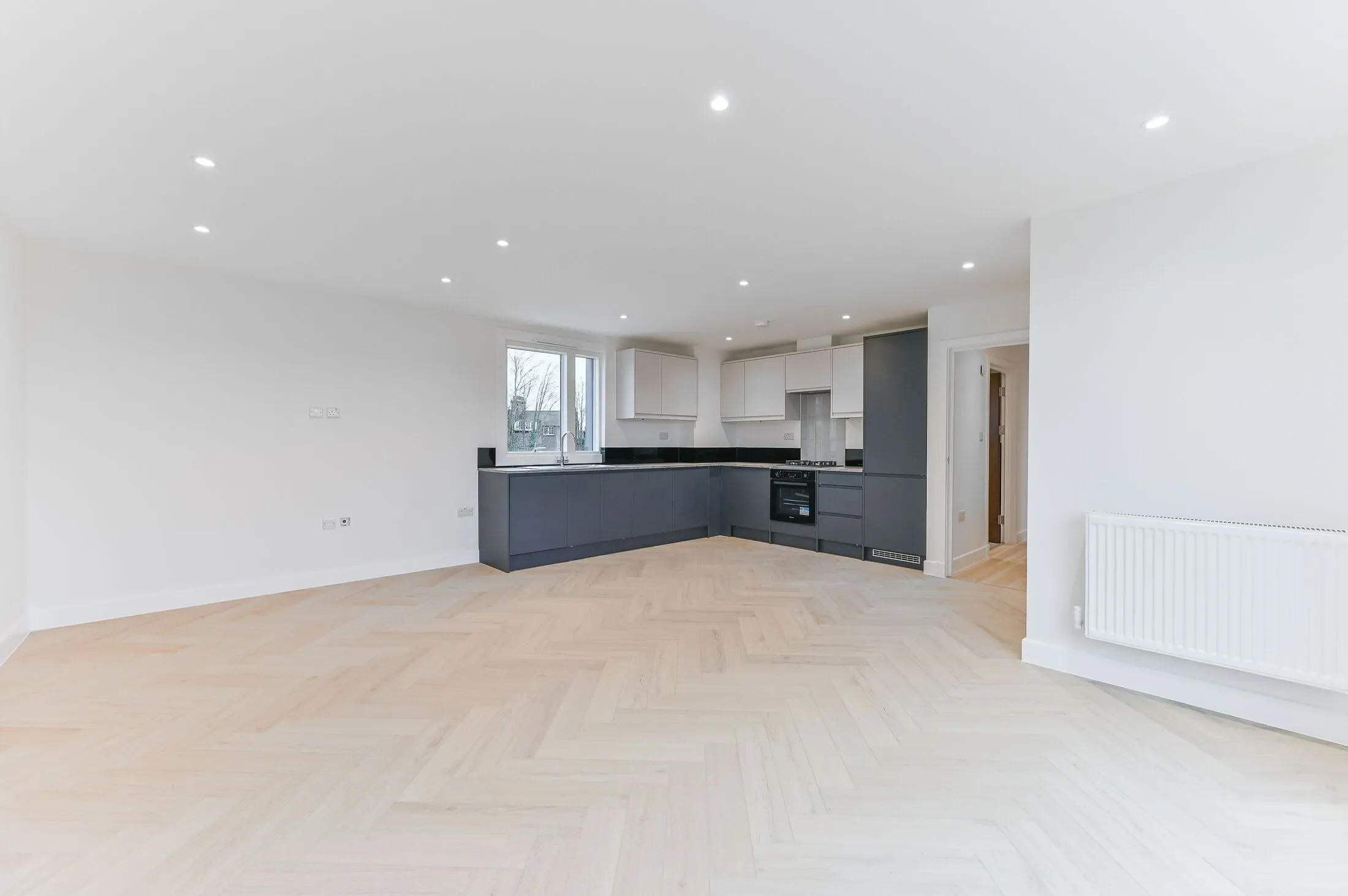 Flat Norbury Avenue in Greater London