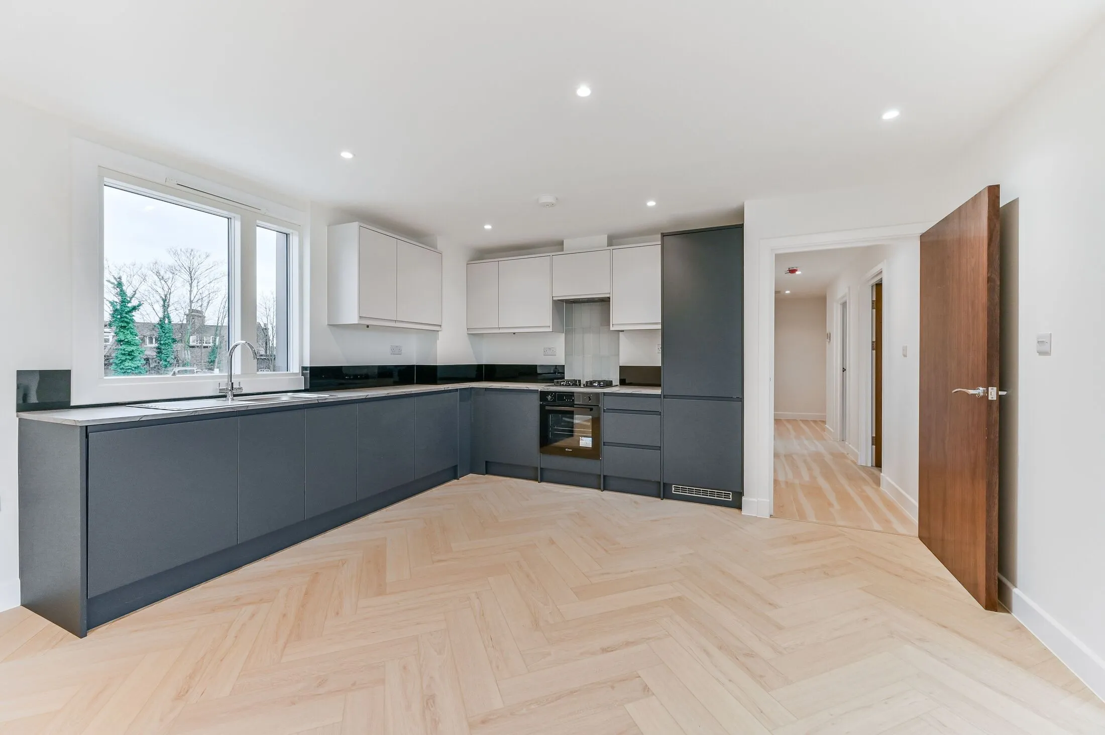 Flat Norbury Avenue in Greater London