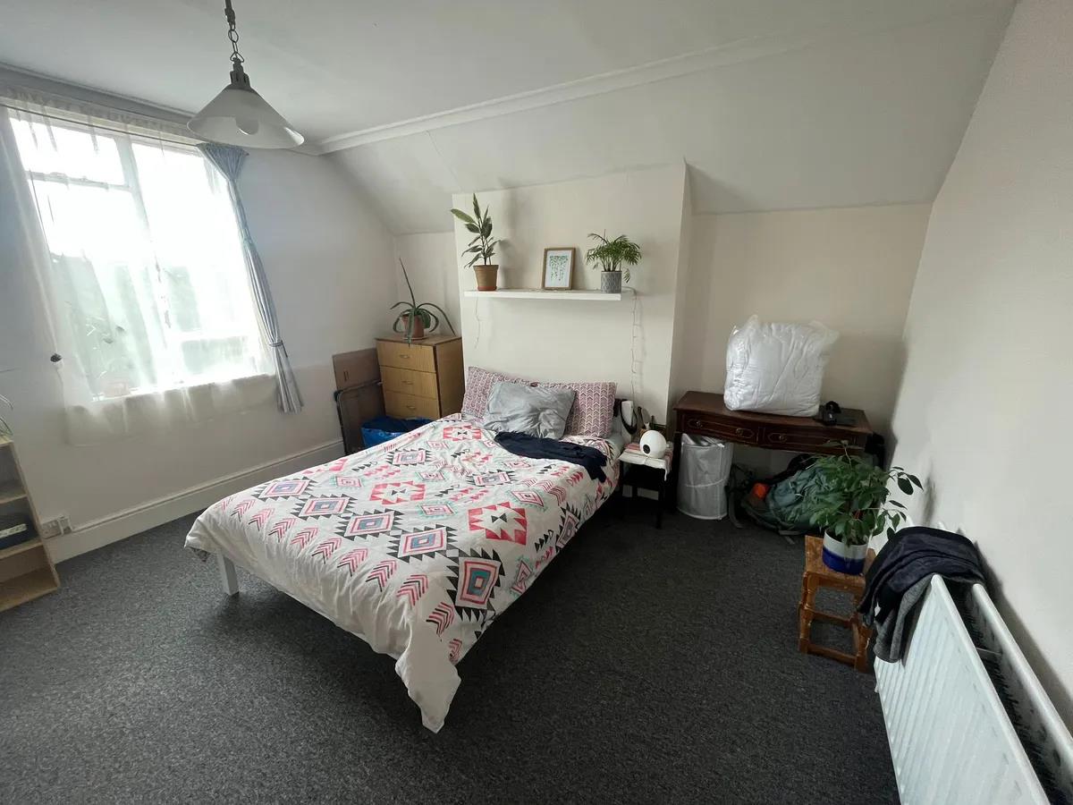 Flat Robinson Road in Greater London