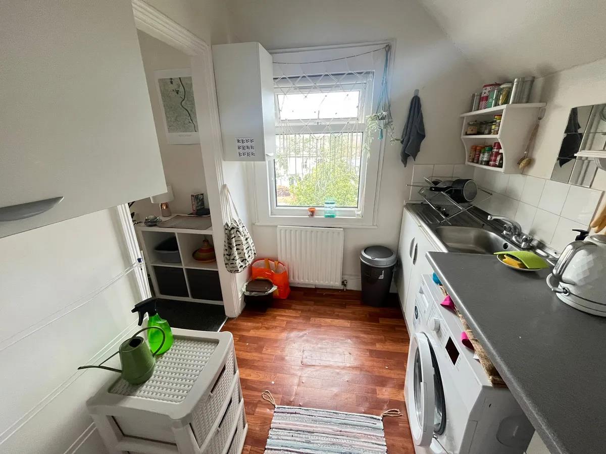 Flat Robinson Road in Greater London