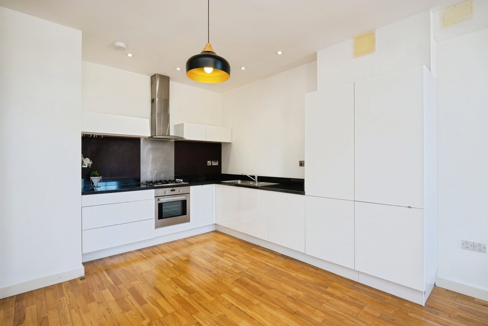 Flat Aylward Street in Greater London