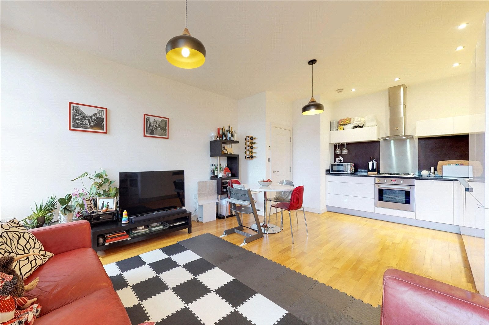 Flat Aylward Street in Greater London