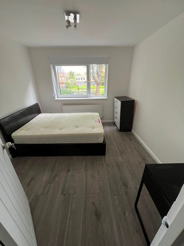 Room Patrick Connolly Gardens in Greater London
