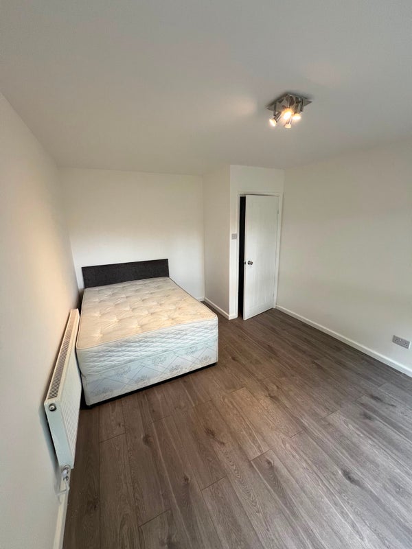 Room Patrick Connolly Gardens in Greater London