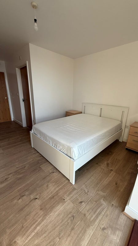 Flat Blackwall Way in Greater London