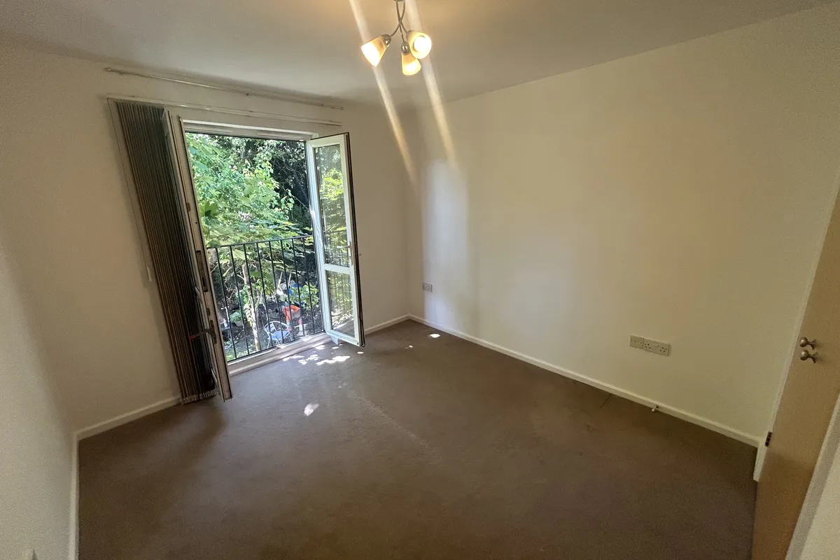 Flat Savernake Street in Swindon
