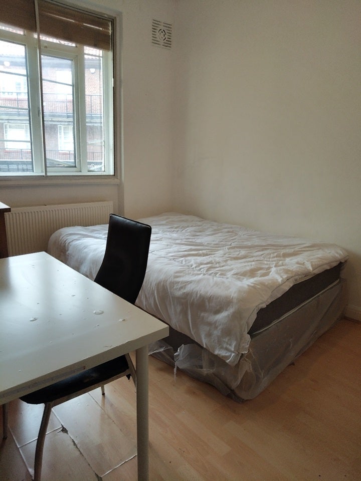 Room Shirehall Lane in Greater London
