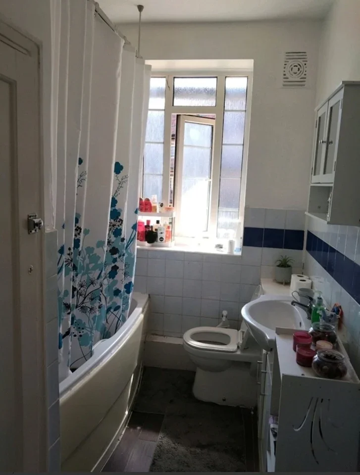 Room Shirehall Lane in Greater London