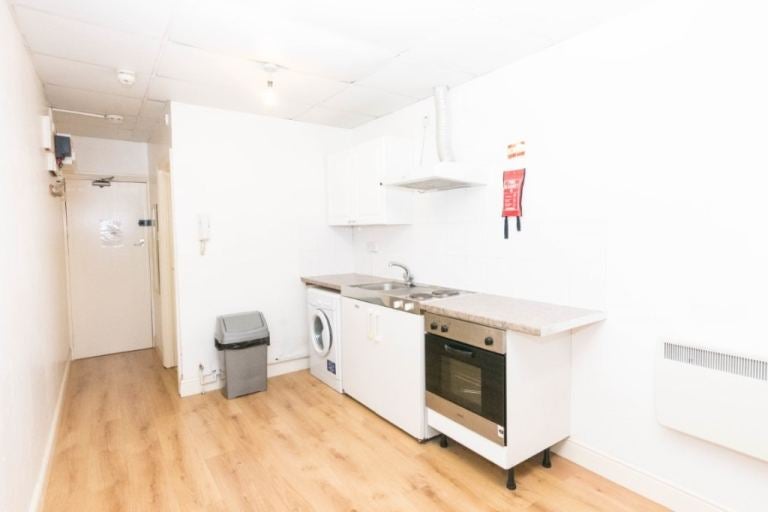 Flat Kember Street in Greater London