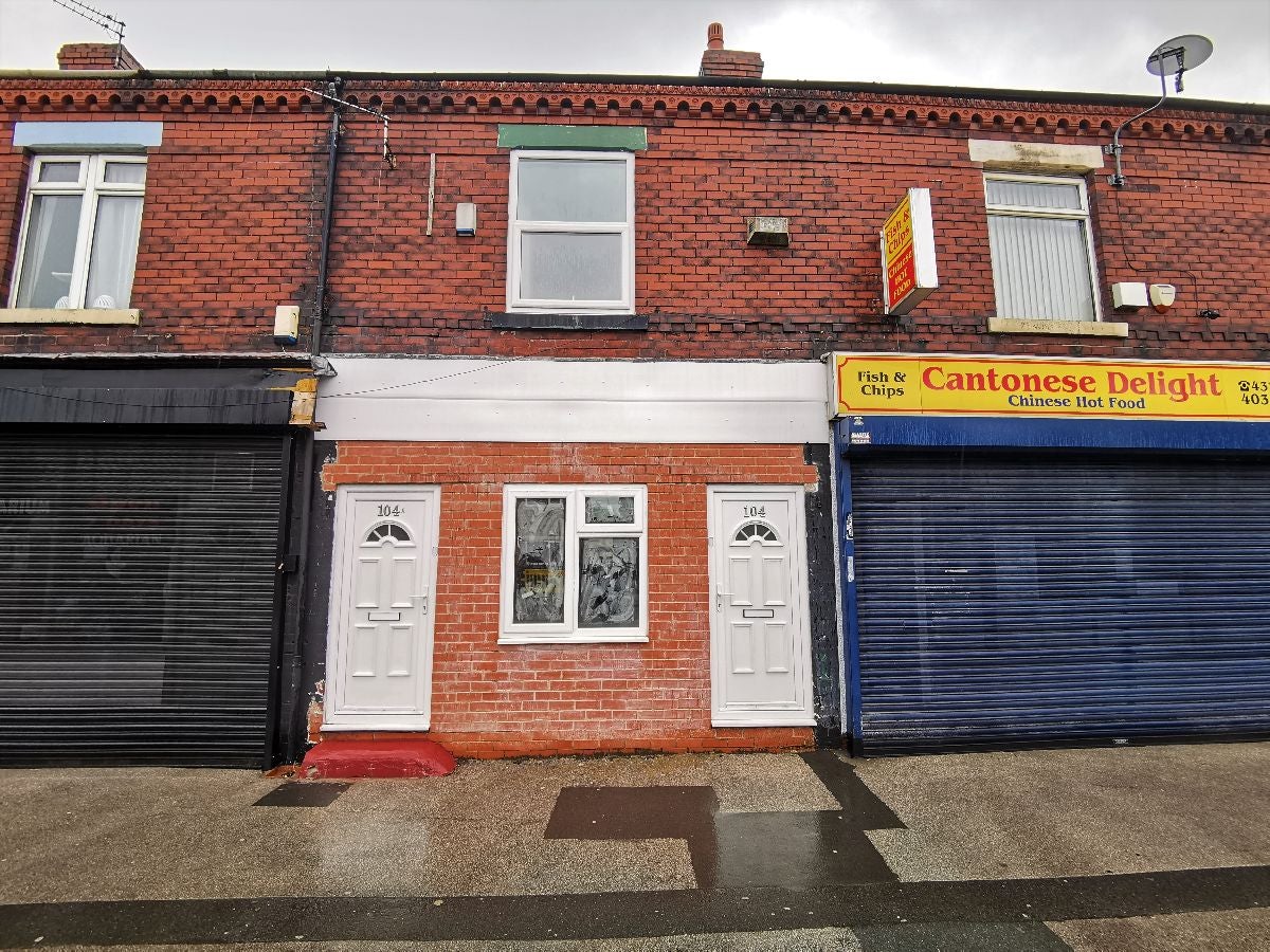 Flat Ainsdale Grove in Stockport
