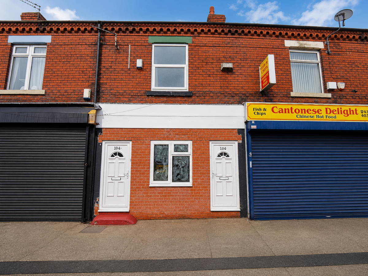 Flat Ainsdale Grove in Stockport