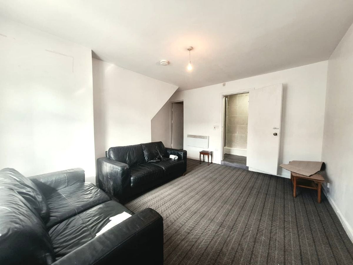 Flat Ainsdale Grove in Stockport