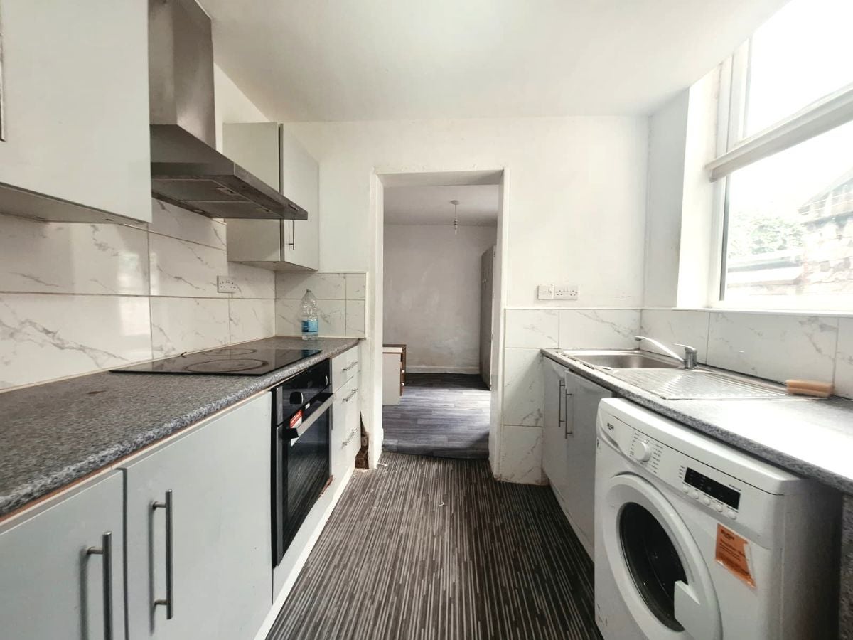 Flat Ainsdale Grove in Stockport