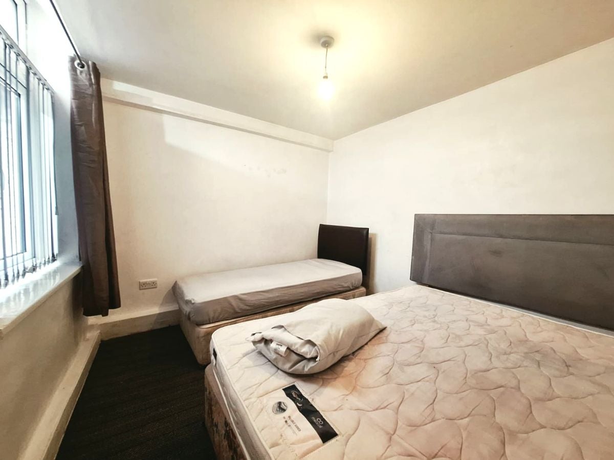 Flat Ainsdale Grove in Stockport