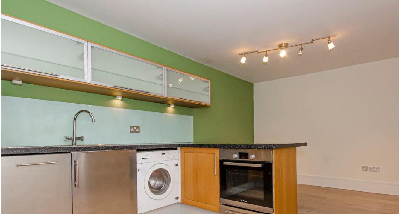 Flat Victoria Road in Greater London