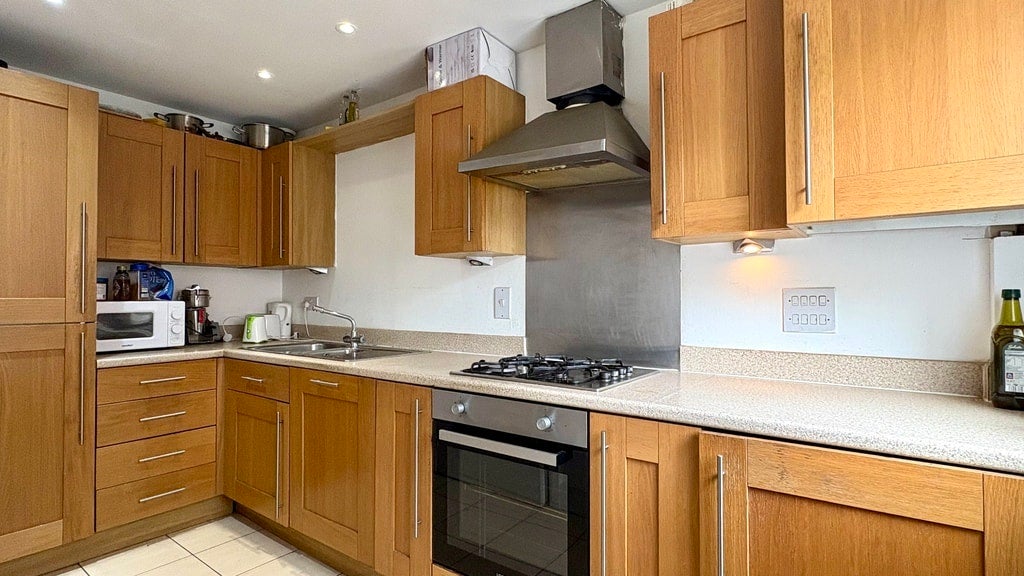 Room Wraysbury Drive in Greater London