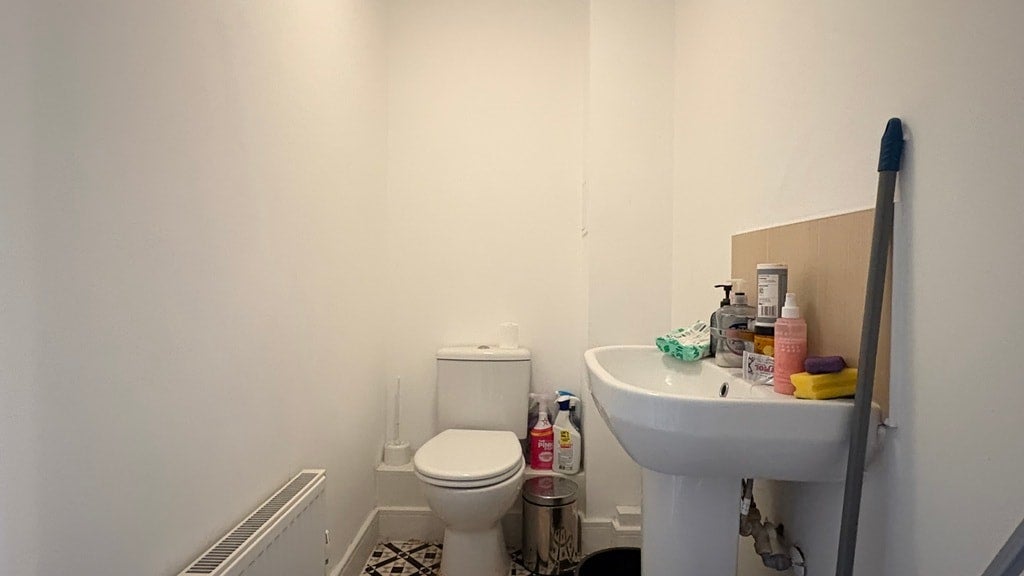 Room Wraysbury Drive in Greater London