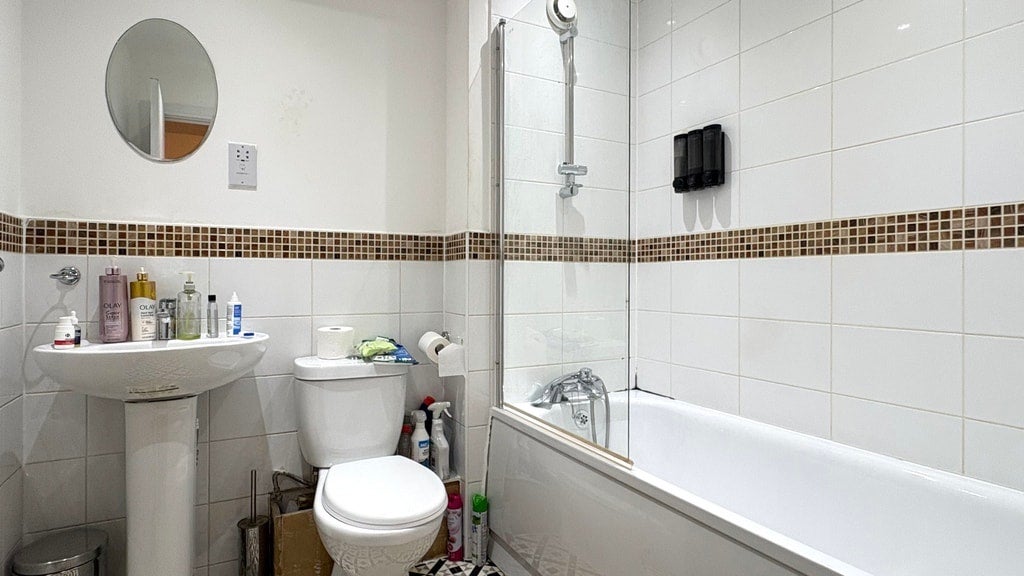 Room Wraysbury Drive in Greater London