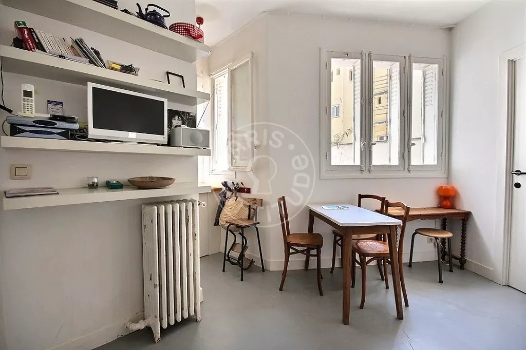 Flat Rue Pouchet in Paris