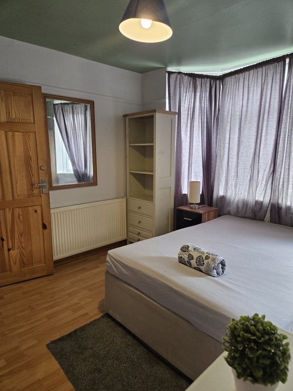 Room Wallscourt Road in Bristol