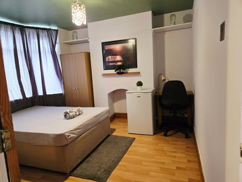 Room Wallscourt Road in Bristol