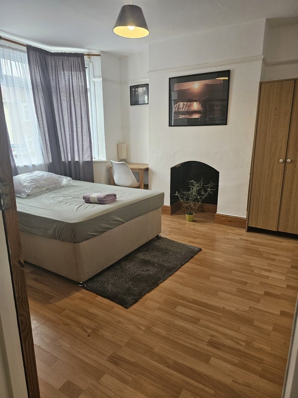 Room Wallscourt Road in Bristol