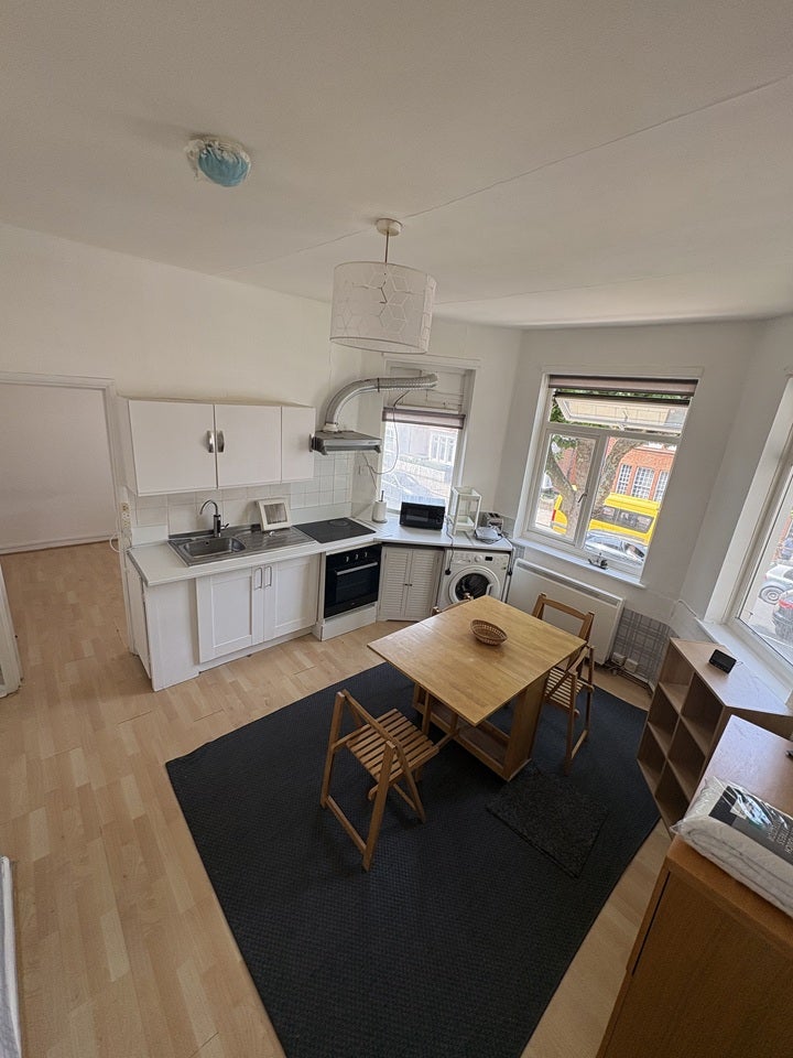 Flat Chichele Road in Greater London