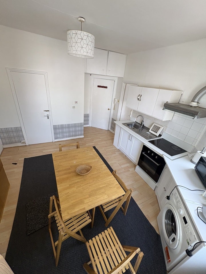 Flat Chichele Road in Greater London
