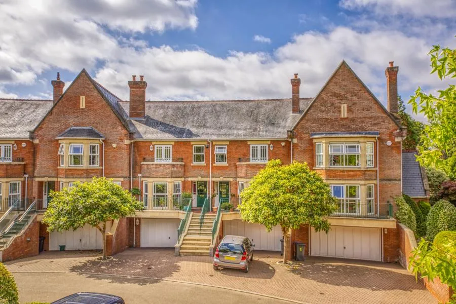 House Sandy Lane in Borough of Runnymede