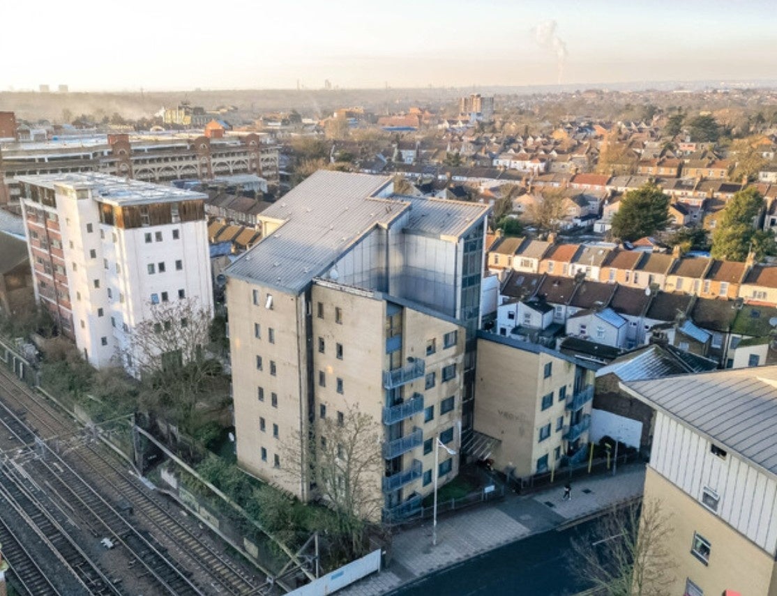 Flat Hainault Street in Greater London